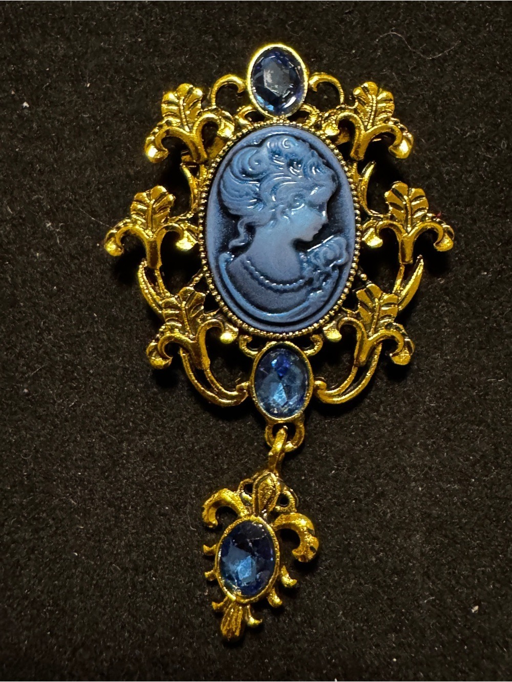 Vintage-Inspired Blue Cameo Gold-Tone Pendant Brooch - Picture 2 of 3